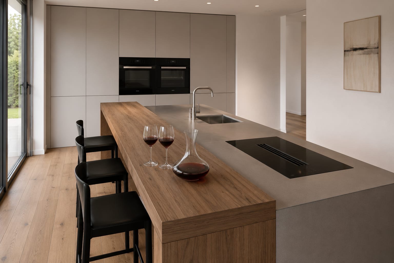 Graue Küche mit Holzinsel und Weinbar von Bauwerk Akzente